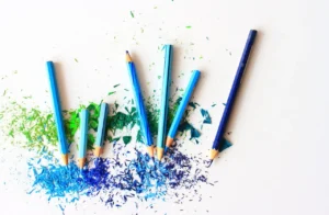 Grüne und blaue Buntstifte